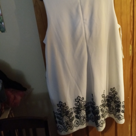 Black and white sleeveless dress - Picture 2 of 3